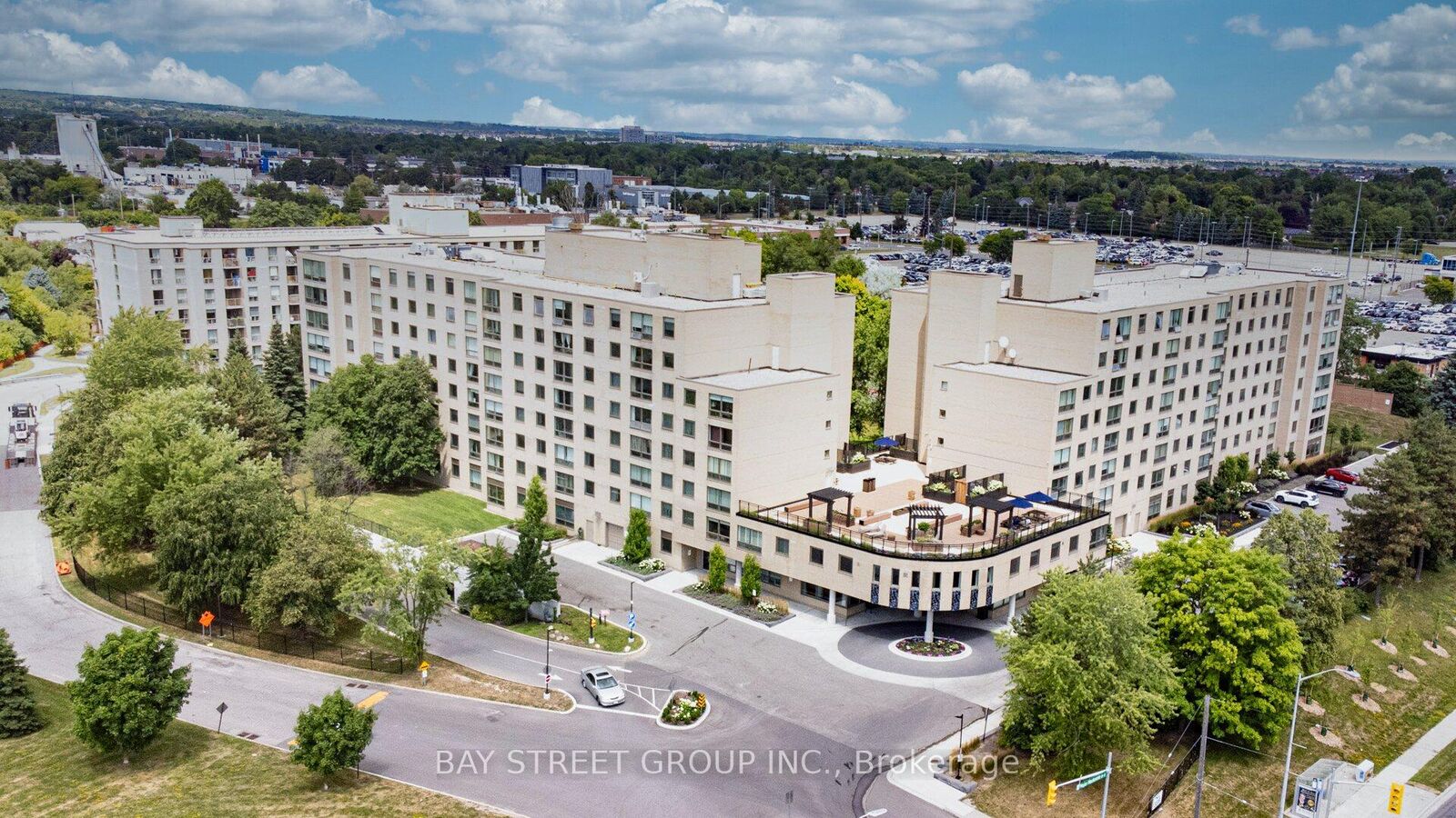 Property Photo:  326 Major Mackenzie Drive E 102  ON L4C 8T4 