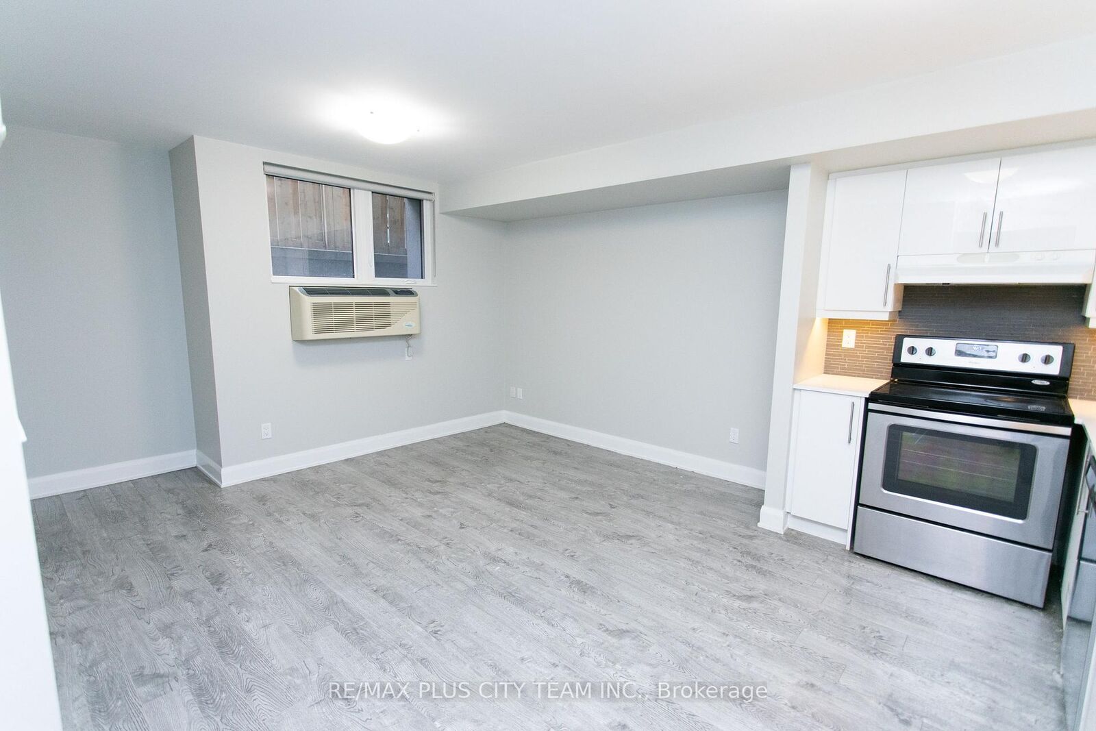 Property Photo: 686 Bathurst Street L03 ON M5S 2R3
