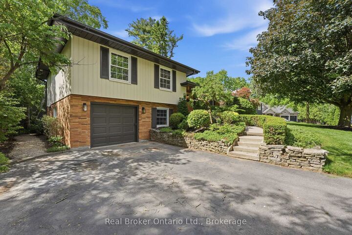 Photo de la propriété: 571 Leonard Court ON L7T 2P4