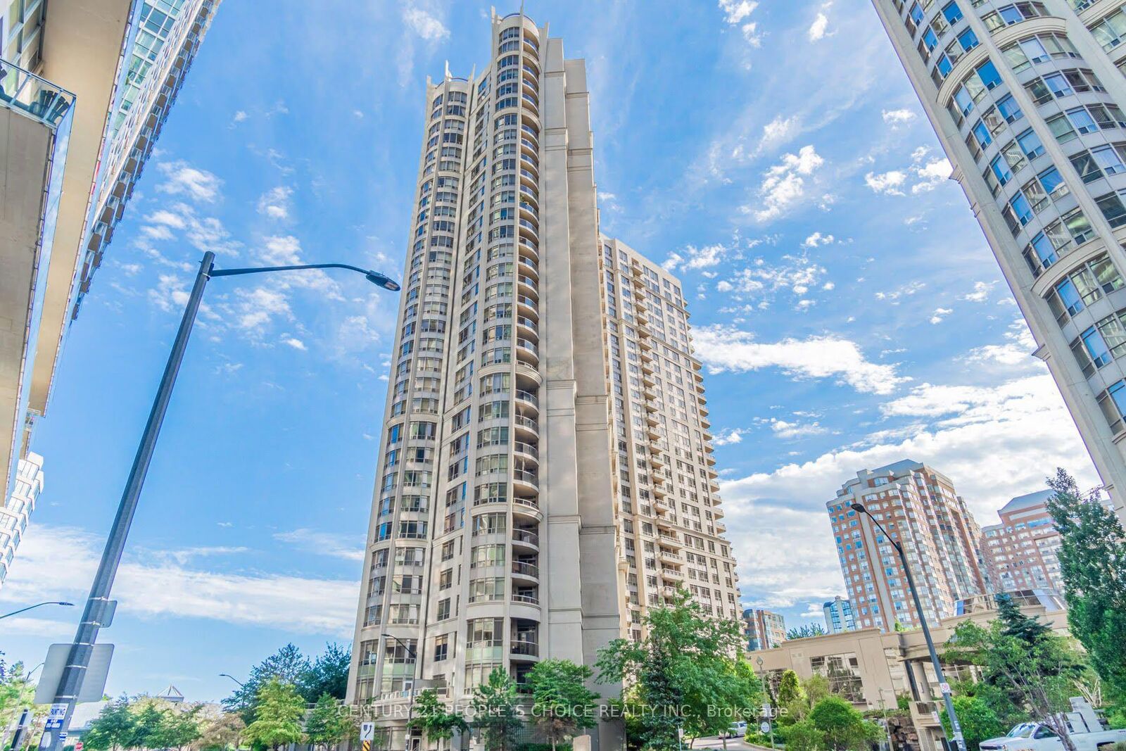 Property Photo: 3880 Duke Of York Boulevard 1906 ON L5B 4M7