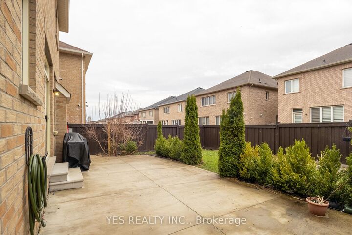 Property Photo: 34 Newhouse Boulevard ON L7C 4A1