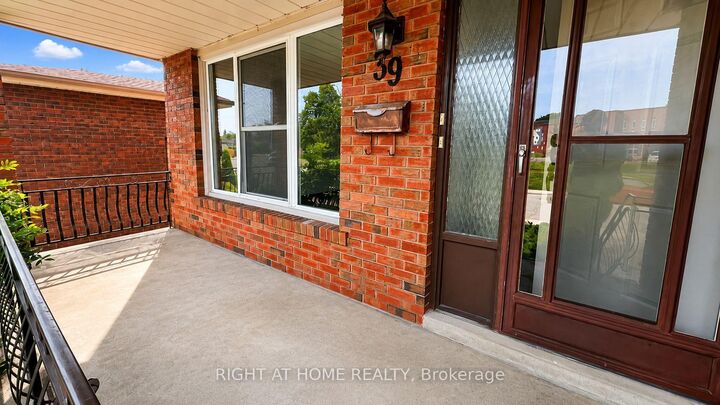 Property Photo:  39 Lisgar Court Upper  ON L8T 4Y4 
