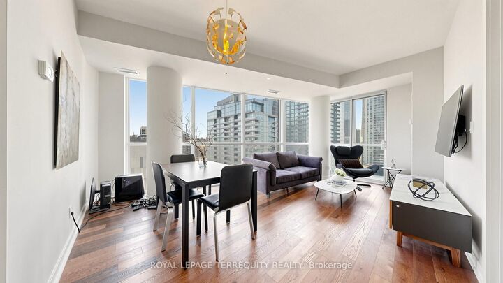 Property Photo: 20 Bruyeres Mews 1705 ON M5V 0G8