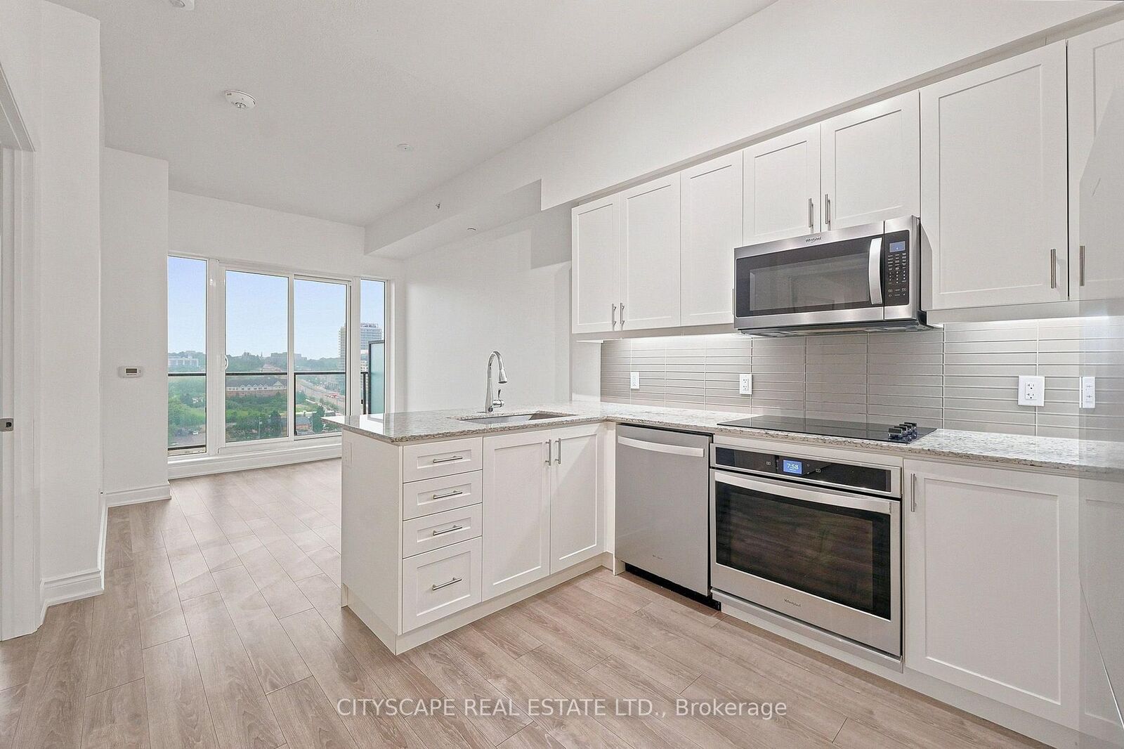 Property Photo: 9618 Yonge Street 1210 ON L4C 0X5