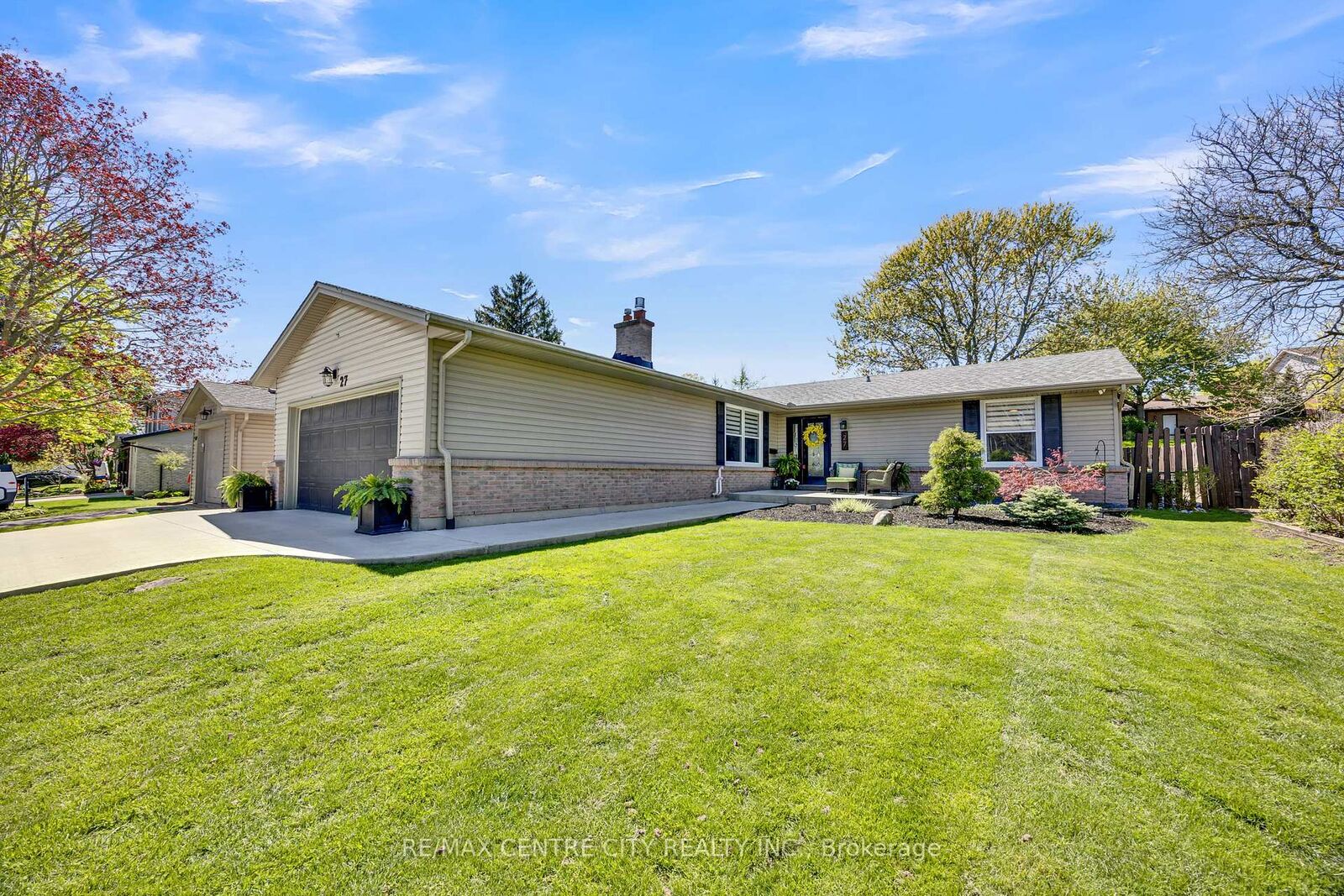 Property Photo: 27 Bartlett Crescent ON N6K 1W3