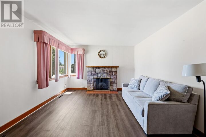 Property Photo: 17 Findlay Dr ON P6B 3A7
