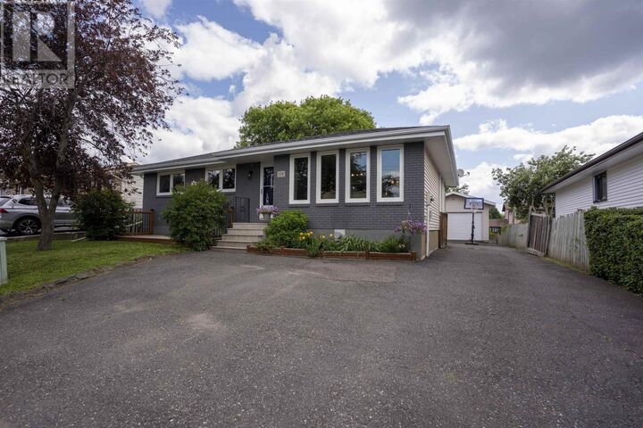 Property Photo:  138 Iris Cres.  ON P7A 7Z9 