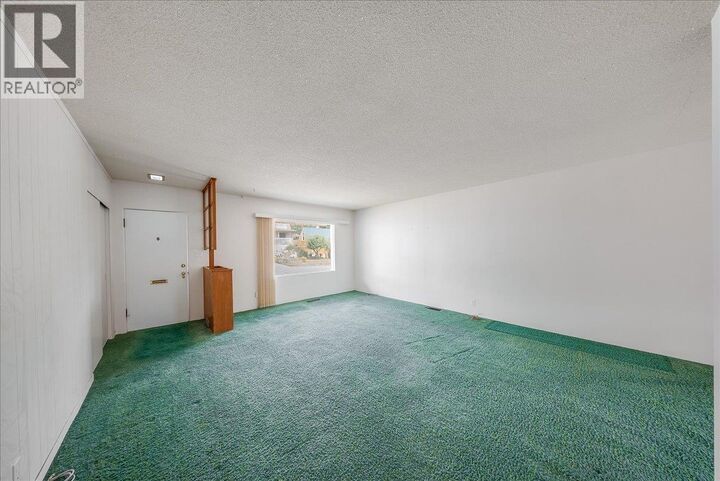 Property Photo:  916 Thackeray Street  BC V1R 2C2 
