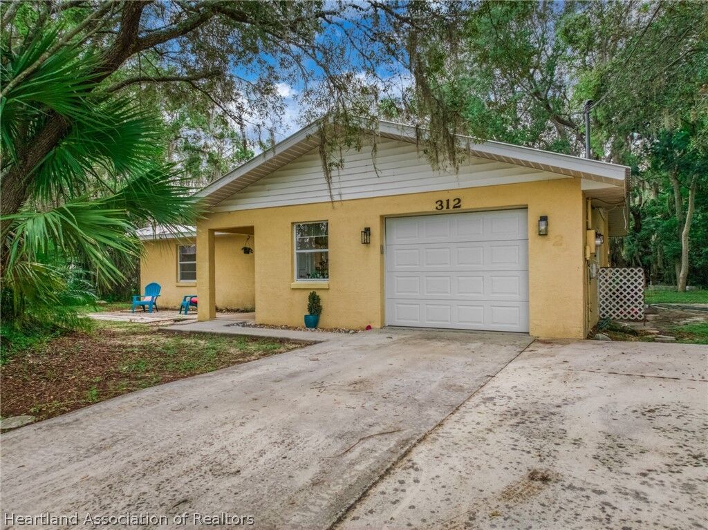 Property Photo: 312 S Lotela Avenue FL 33825
