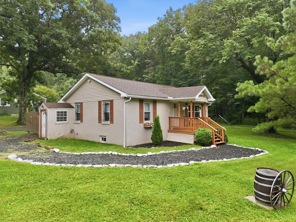Property Photo: 332 Route 390 PA 18326