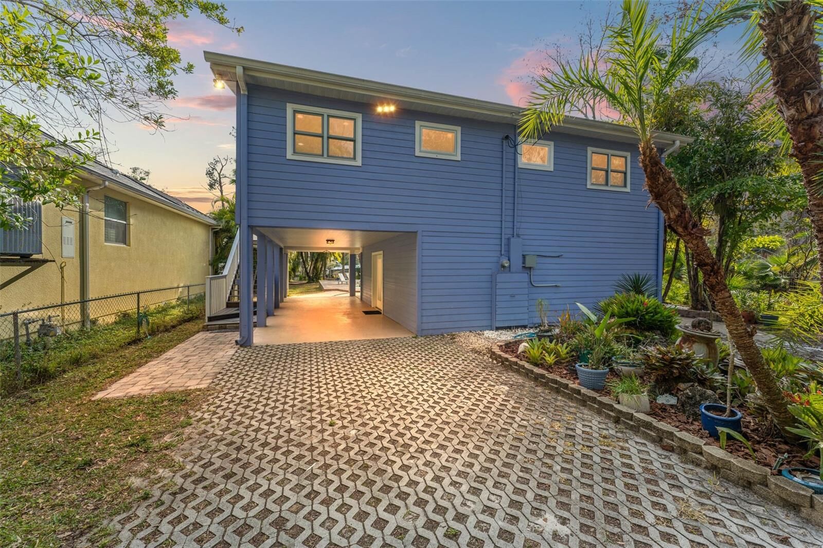 Property Photo:  906 W Henry Avenue  FL 33604 