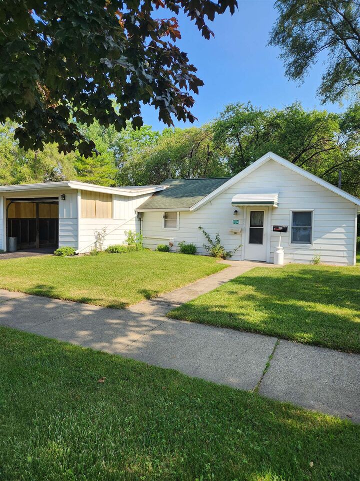 Property Photo:  804 W Ivy Avenue  MI 48706 