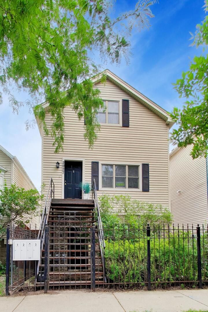 Property Photo:  2927 N Gresham Avenue 1  IL 60618 