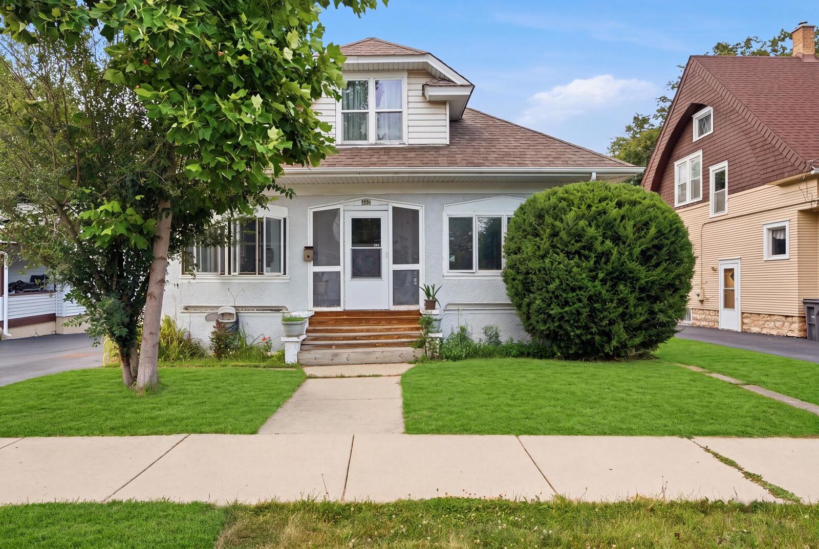Property Photo:  462 Locust Street  IL 60123 
