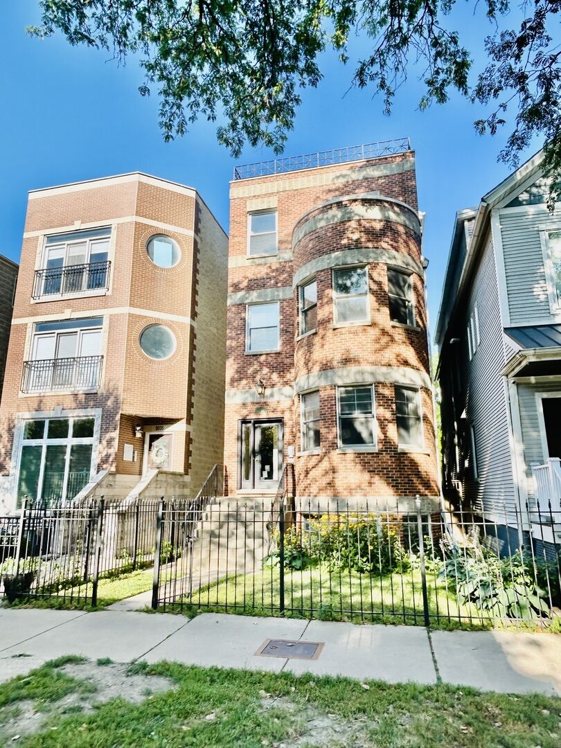 Property Photo:  3033 N Racine Avenue 1  IL 60657 
