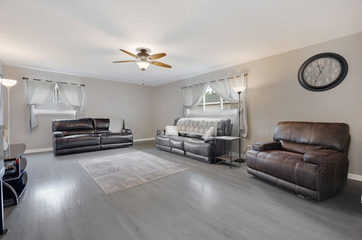 Property Photo:  1406 Glen Hill Drive  IL 60139 