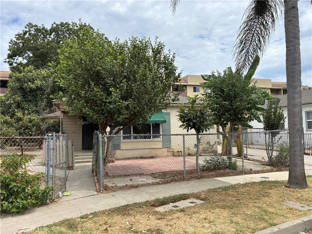 Property Photo:  1529 N Van Ness  CA 92706 