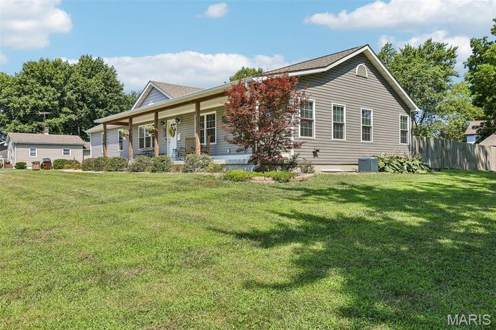 Property Photo:  411 W Burton Street  IL 62033 