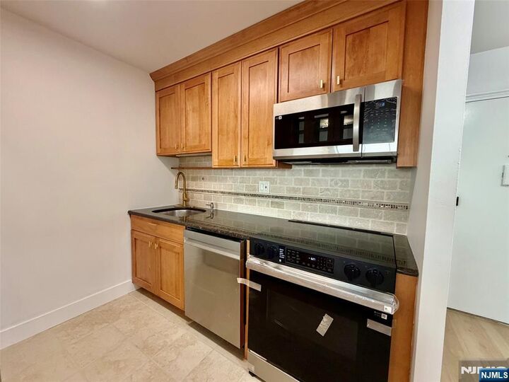 Property Photo: 770 Anderson Avenue 14C NJ 07010