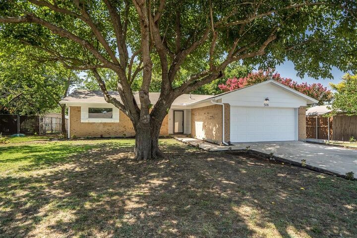 Property Photo:  506 Retama Street  TX 76209 