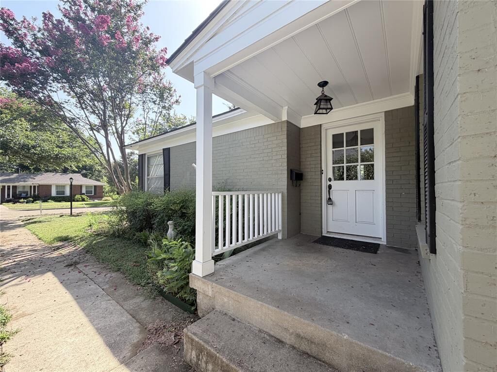 Property Photo: 529 Coolair Drive TX 75218
