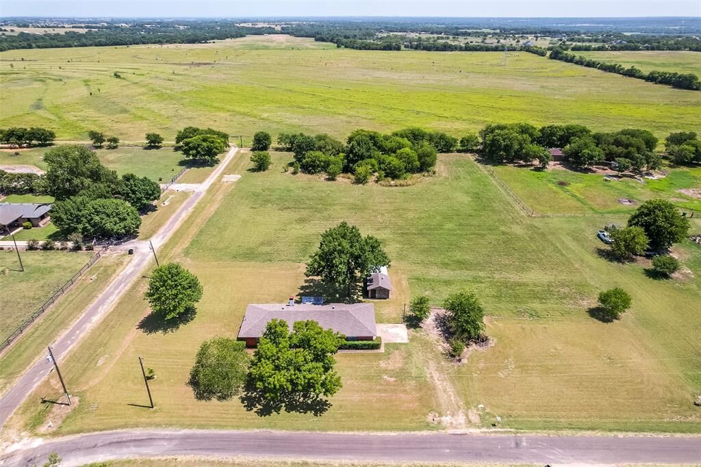 Property Photo:  301 Vinyard Drive  TX 75167 