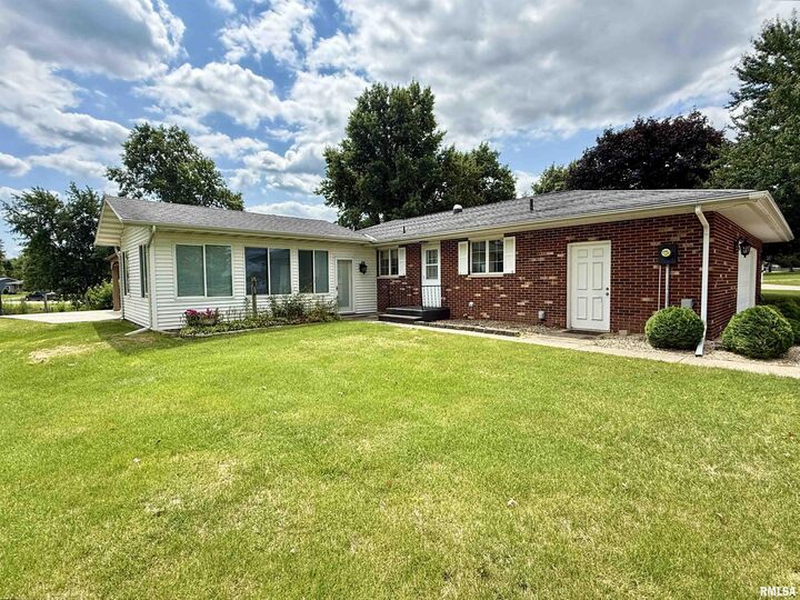 Property Photo:  1111 NW 5th Avenue  IL 61434 