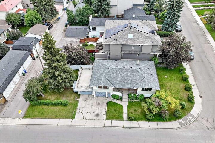 1735 38 Avenue SW — photo 1