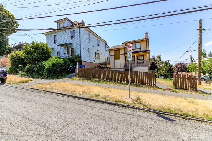 Property Photo:  1601 E Alder Street  WA 98122 