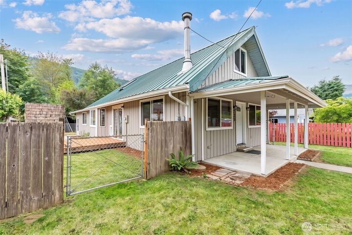 Property Photo:  725 W Main Avenue  WA 98356 