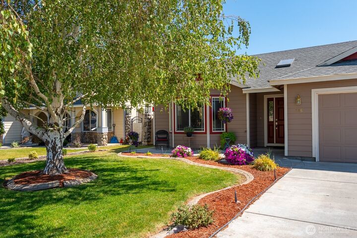 Property Photo:  206  I Street NE  WA 98848 
