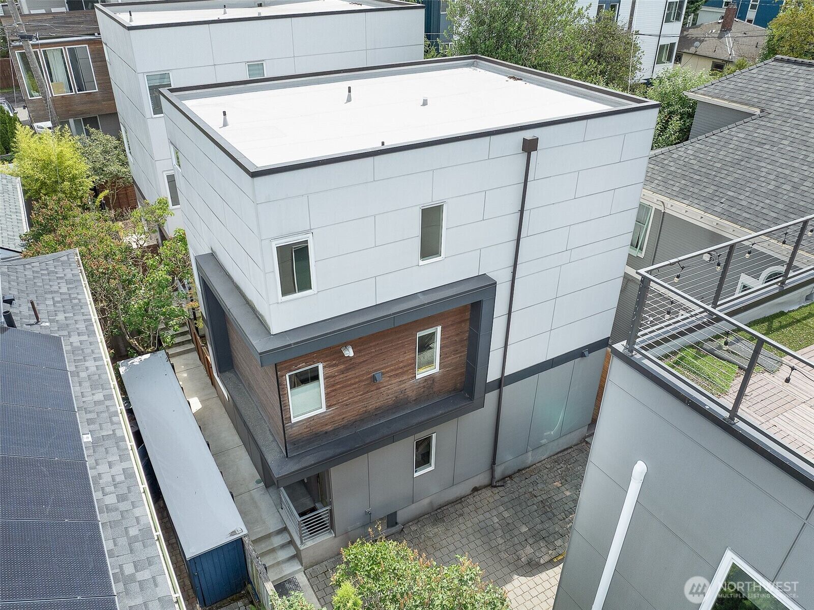 Property Photo: 830 B 16th Ave WA 98122