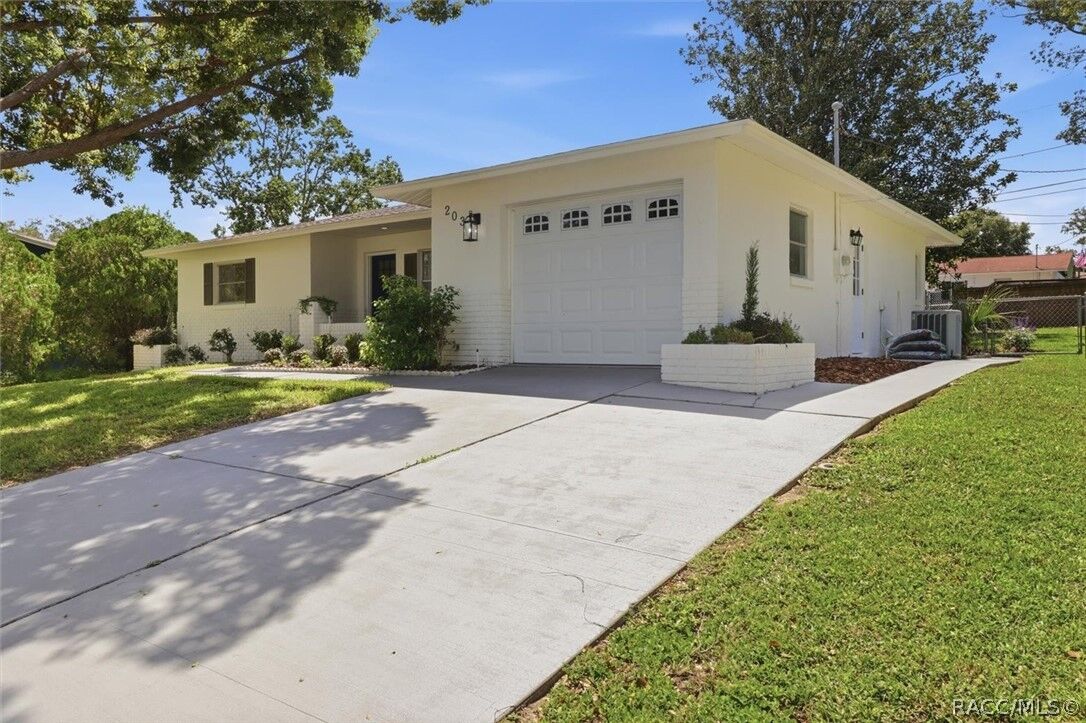 Property Photo: 203 Lee Street FL 34465