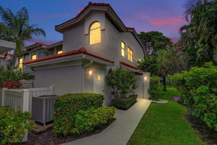 Property Photo: 7669 Springwater Place 202 FL 33437