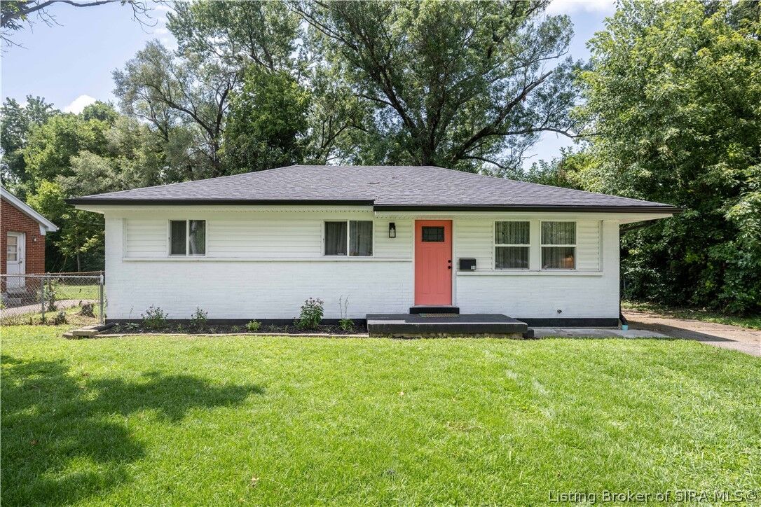 Property Photo: 805 Foxglove Drive IN 47130