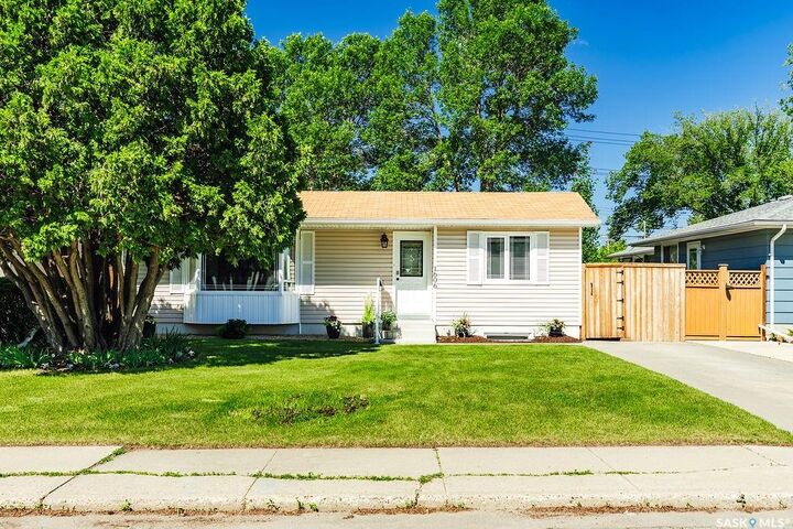 Property Photo:  1606 Argyle Avenue  SK S7H 2W7 