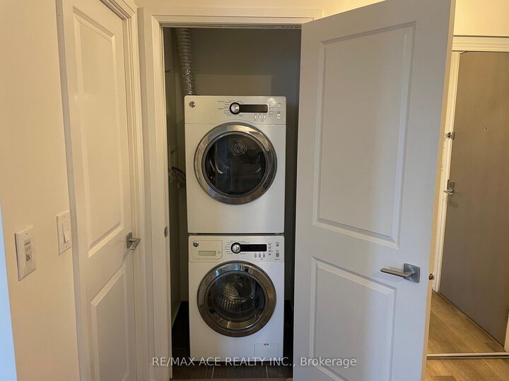 Property Photo: 7165 Yonge Street 1902 ON L3T 0C9