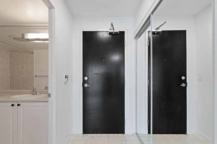 Property Photo:  18 Yonge Street 1504  ON M5E 1Z8 