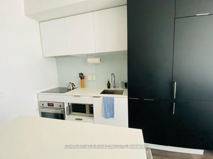 Property Photo: 33 Helendale Avenue 701 ON M4R 0A4