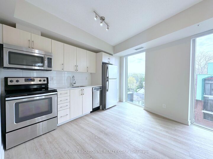 Property Photo:  763 Woodbine Avenue 613  ON M4E 2J4 