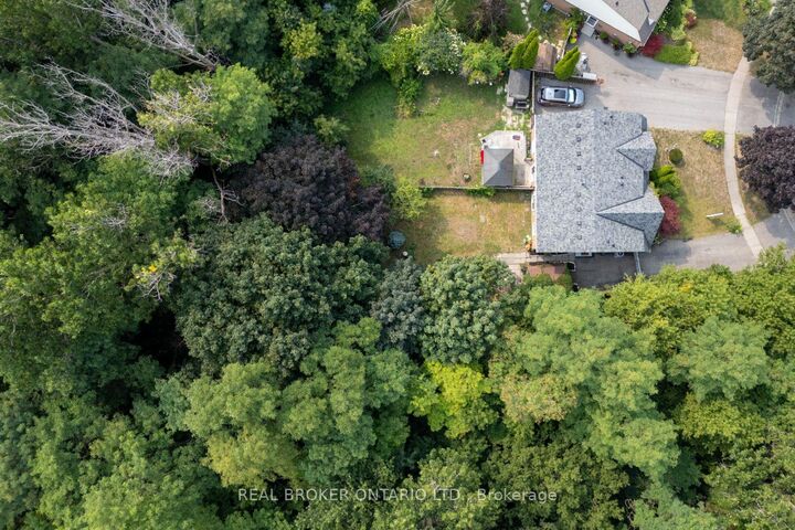 Photo de la propriété:  400 Wickham Court  ON L1K 1N3 