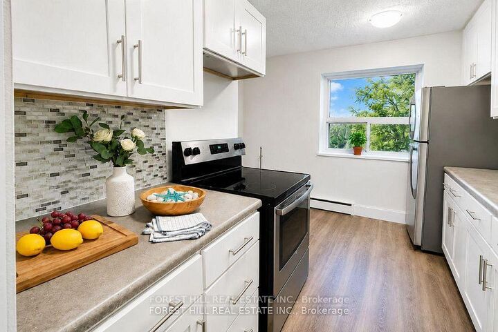 Property Photo:  92 Robinson Street 504  ON L8P 1Z1 