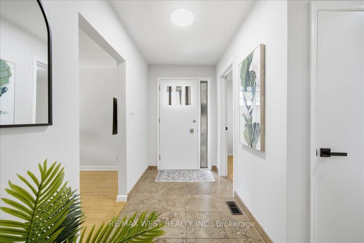 Property Photo:  19 Decarie Circle  ON M9B 3H6 
