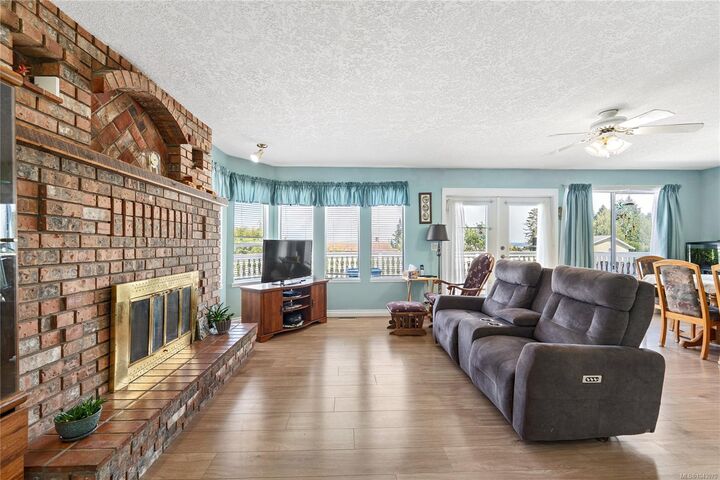 Property Photo: 429 Davis Rd BC V9G 1V4