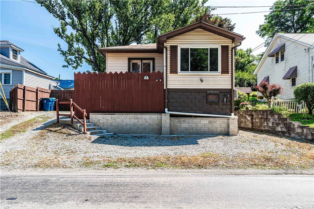 Property Photo:  400 Bridge St  PA 15639 