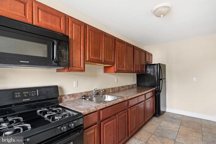 Property Photo:  1260 Oak Lane Avenue J  PA 19126 