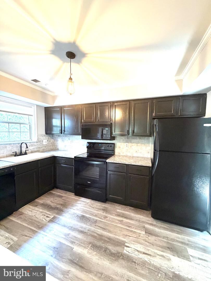 Property Photo: 9919 Sugarwood Ln VA 20110