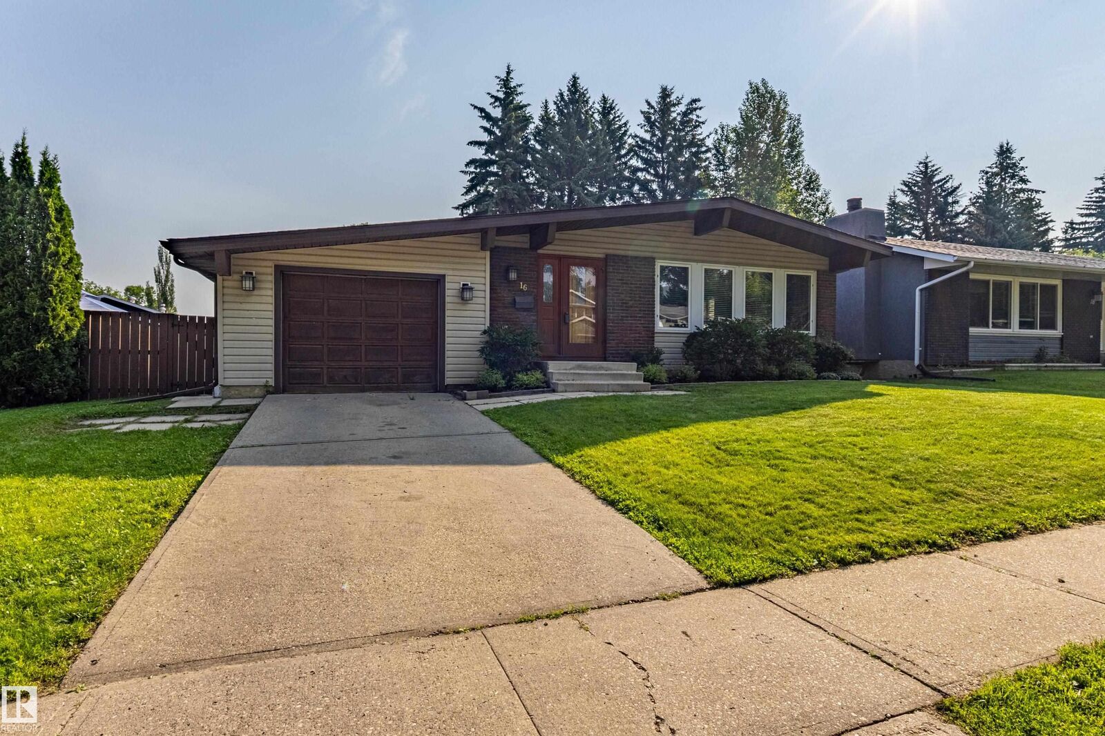 Property Photo: 16 Brunswick Crescent AB T8N 2K6