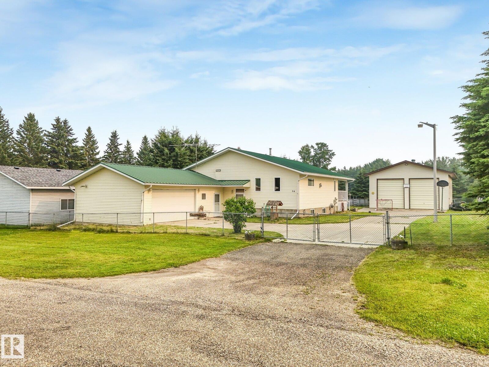 Property Photo: 54 Buskmose Dr AB T0C 2V0