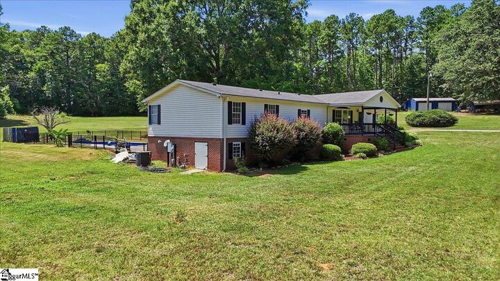 Property Photo: 637 Ranch Road SC 29360